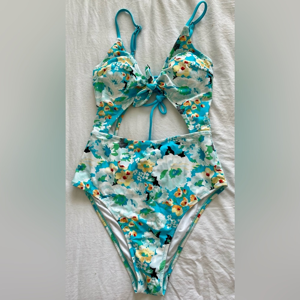 Cutout One-Piece swimsuit ⛱️🩵💛